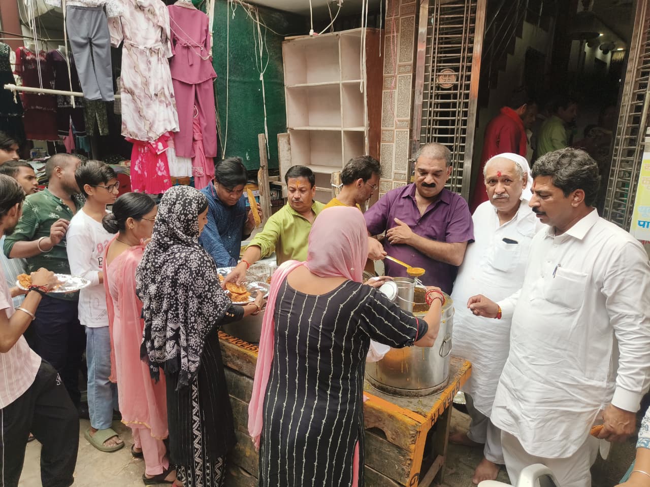 श्री महावीर दुर्गा मंदिर सघंड निवासी सभा (रजि0) के स्थापना दिवस पर राहगीरों को पूड़ी आलू और हलवे का प्रसाद बांटते मंदिर के प्रधान दिनेश छाबड़ा,सेवादार टोनी पहलवान व अन्य।