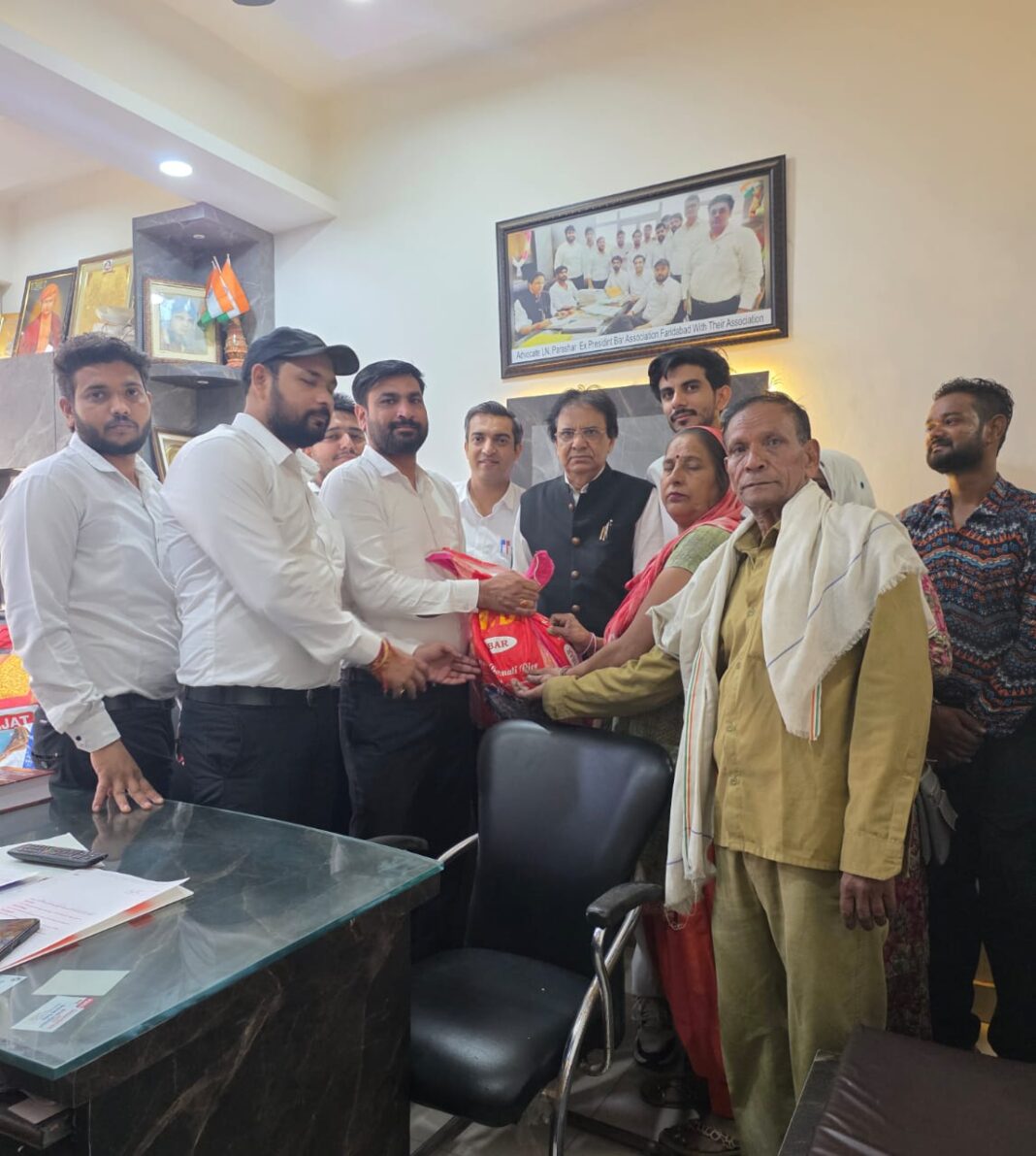 एडवोकेट एल एन पाराशर (पूर्व अध्यक्ष बार एसोसिएशन) द्वारा हर माह की तरह फिर मुफ्त में राशन सफाई कर्मचारी एवं चतुर्थ श्रेणी कर्मचारियों को दिया गया।