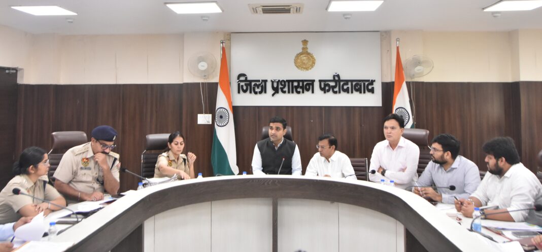 शिकायतोंमाधान में पारदर्शिता और संवेदनशीलता रखें अधिकारी : डीसी विक्रम सिंह