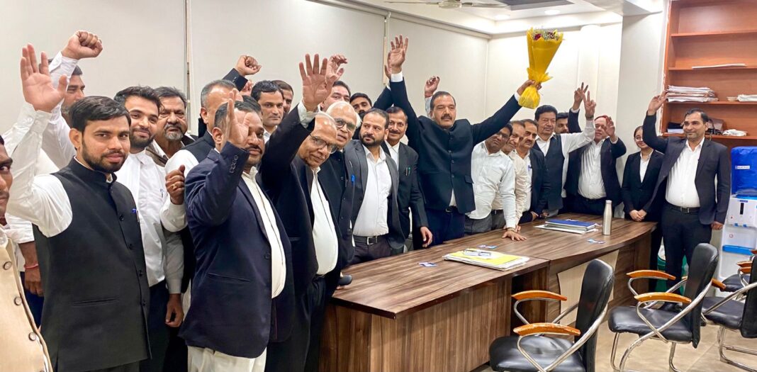 भाजपा विधि विभाग सैक्टर 12, फरीदाबाद से जुडे वकीलो ने एन.डी.ए की जीत पर बनाया जश्न।