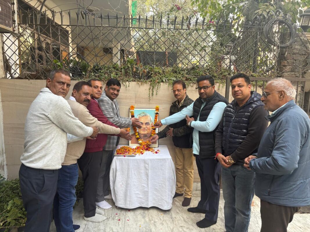 हमें अटल बिहारी वाजपेयी के पदचिन्हों पर चलते हुए यह प्रण करना है कि हमें देश के लिए काम करना है- देवेन्द्र अग्रवाल(देबू)