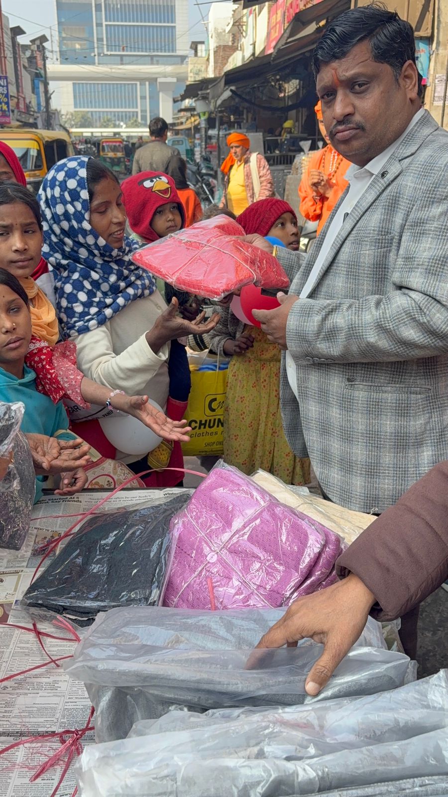 मकर संक्राति पर सराय मार्किट में गरीब व असहाय लोगों को गर्म जर्सी वितरण कार्यक्रम का आयोजन माता पिता के आर्दशों पर चलते हुए हर वर्ष कम्बल वितरण करते है- देवेन्द्र अग्रवाल(देबू)