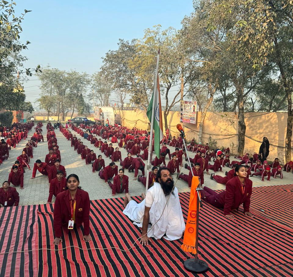 स्वास्थ्य जागरूकता की दिशा में आयुष विभाग का प्रयास, स्कूल में योग सत्र आयोजित