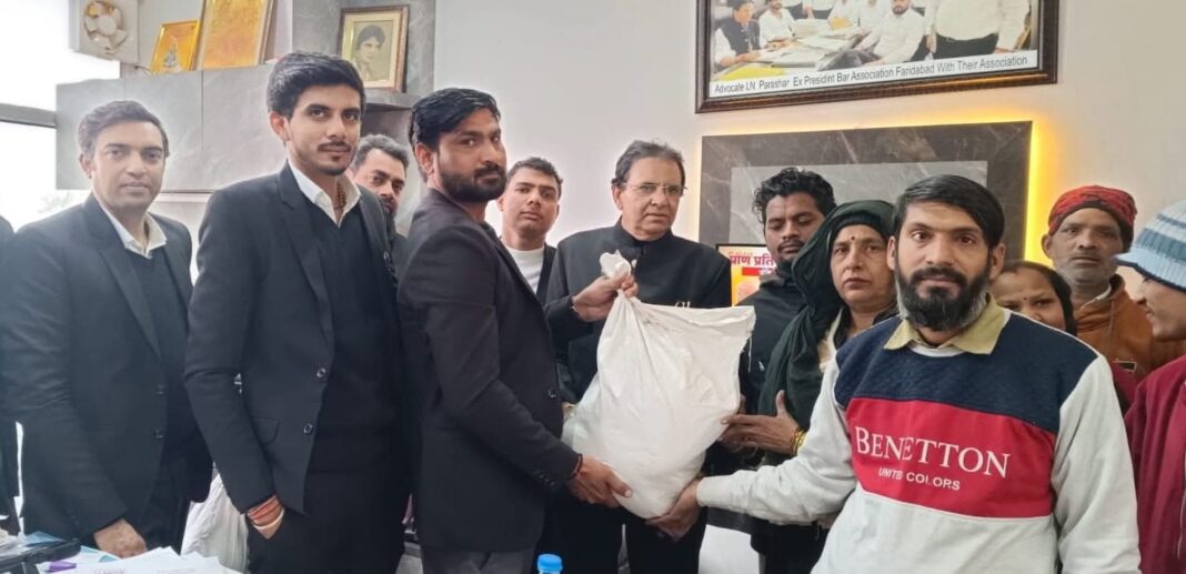 सफाई कर्मचारी एवं चतुर्थ श्रेणी कर्मचारियों को बांटा राशन