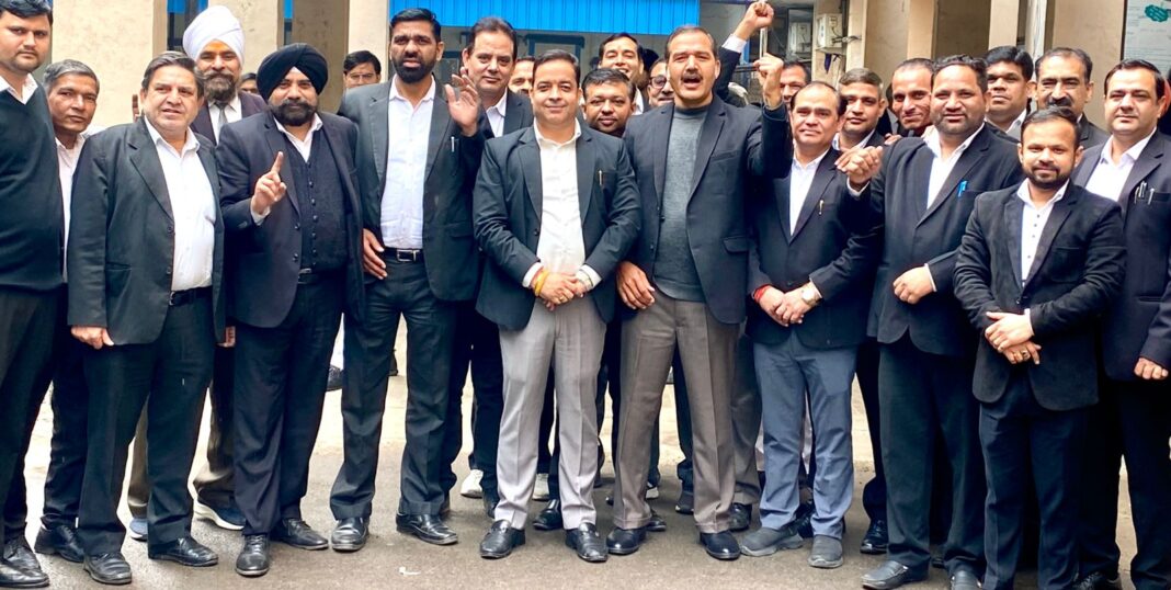 वकीलों ने की हड़ताल, महासचिव के बेटे की गाडी को पुलिस वालो ने किया बुरी तरह से क्षतिग्रस्त, पुलिस प्रशासन के खिलाफ की नारेबाजी