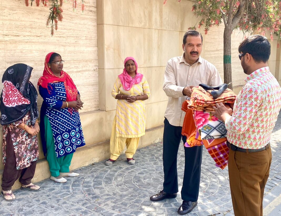 सेक्टर 10 में नवरात्रों पर कपड़े वितरण कार्यक्रम आयोजित किया गया