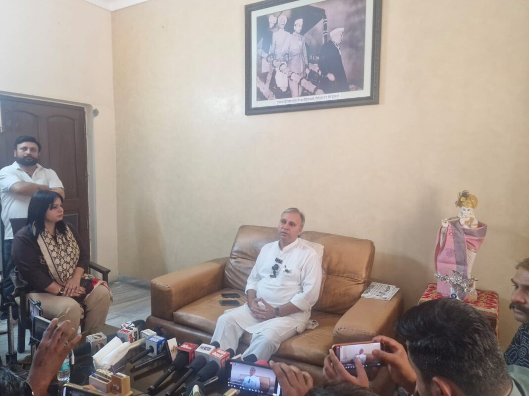 जिनको सरकार चलाने की जिम्मेदारी मिली वो काम की बजाय अब अधिकारियों को कोस रहे हैं : विजय प्रताप