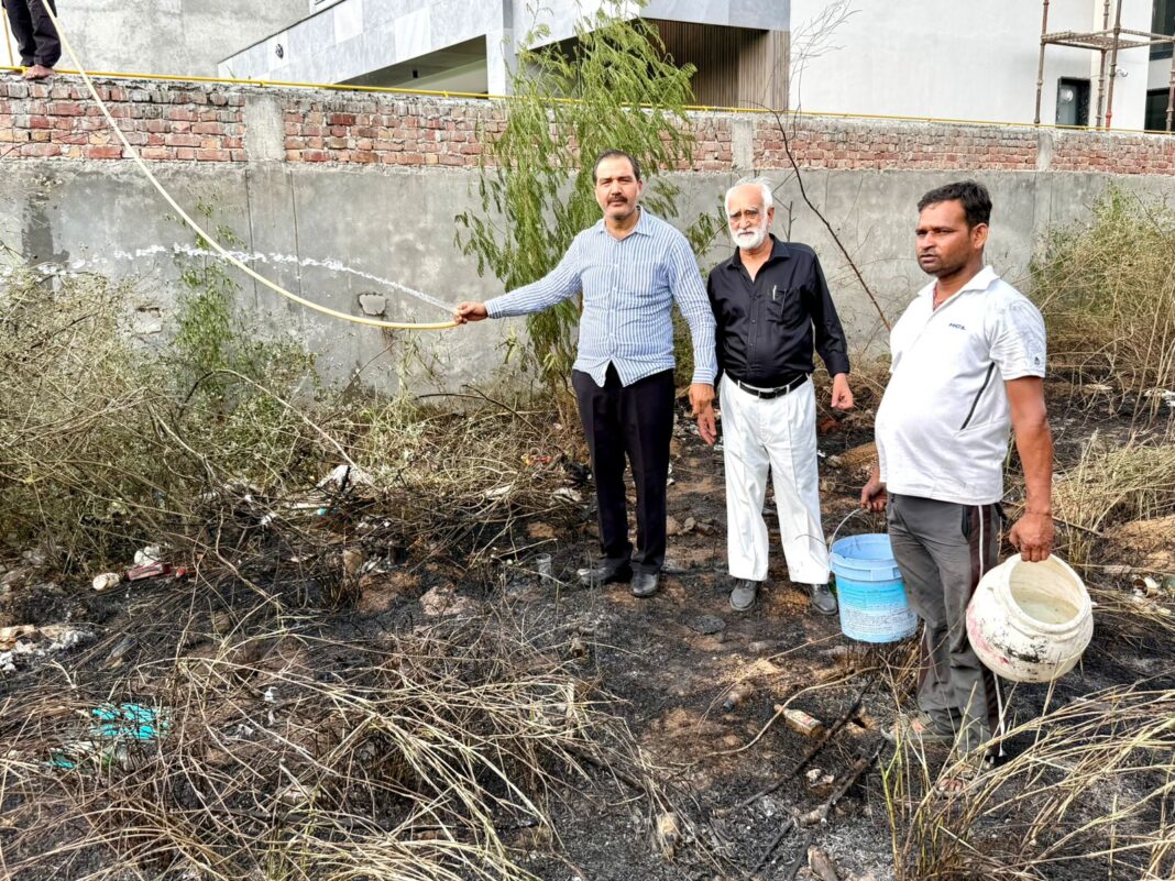 ब्लॉक वासियों ने आग पर क़ाबू पाया।
