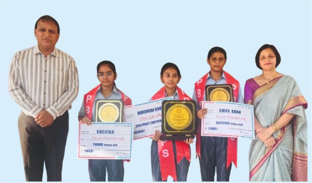 बोर्ड परीक्षा में 99 प्रतिशत अंक हासिल कर जिला टॉप करने वाली हिमांशी कौशिक को एक लाख रूपये प्रोत्साहन राशि