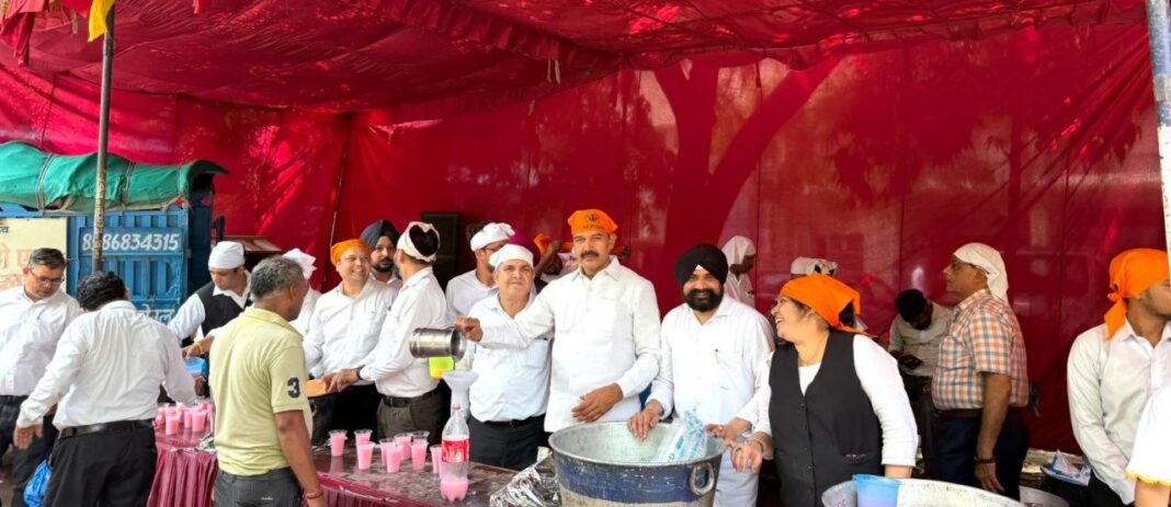 कोर्ट परिसर में लगे ठंडे व मीठे पानी की छबील का आयोजन