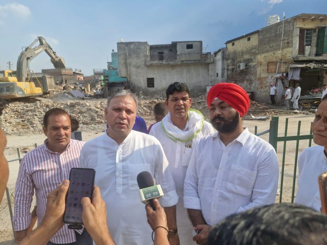 बीजेपी सरकार द्वार मंदिर एवं मस्जिद पर रात के अंधेरे में की गई कार्यवाही शर्मनाक : विजय प्रताप सिंह