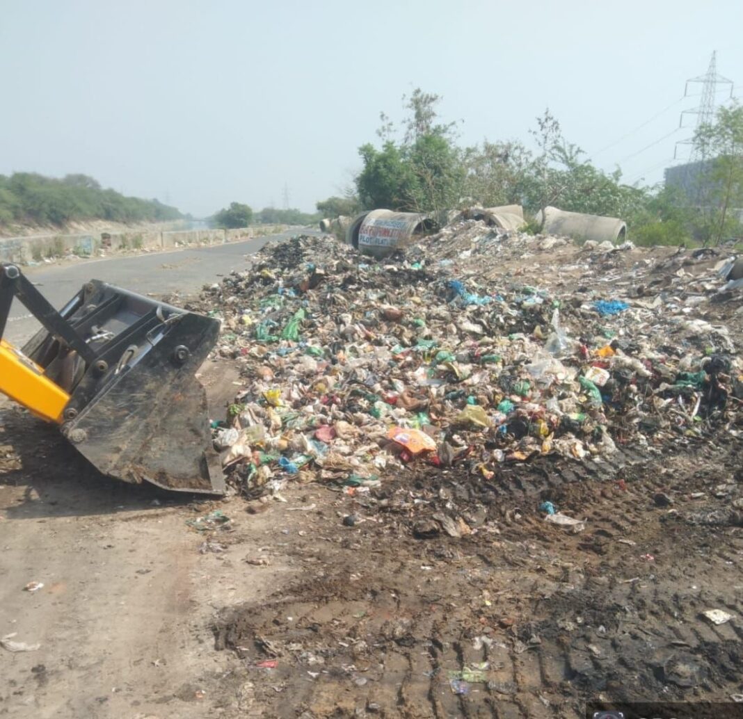 आगरा नहर किनारे मेगा स्वच्छता अभियान, 35 ट्रैक्टर-ट्रॉलियों और 6 जेसीबी मशीनों से हटाया गया कूड़ा एवं सीएनडी वेस्ट