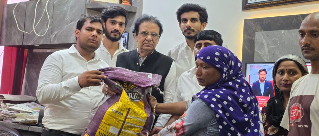 एडवोकेट एलएन पाराशर (पूर्व अध्यक्ष बार एसोसिएशन) द्वारा हर माह की तरह फिर मुफ्त में राशन दिया लायर्स चेंबर में काम करने वालों के चेहरे खिले