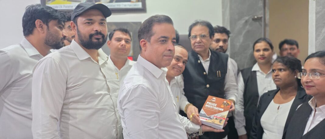 बार एसोसिएशन के पूर्व प्रधान एडवोकेट एलएन पाराशर ने युवा वकीलों को मुफ्त वितरित की कानूनी पुस्तकें