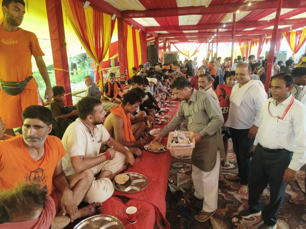 सेक्टर-29 नहर पुल पर कांवड़ सेवा शिविर में भोलेनाथ की पूजा-अर्चना, कांवडय़िों को बांटा प्रसाद