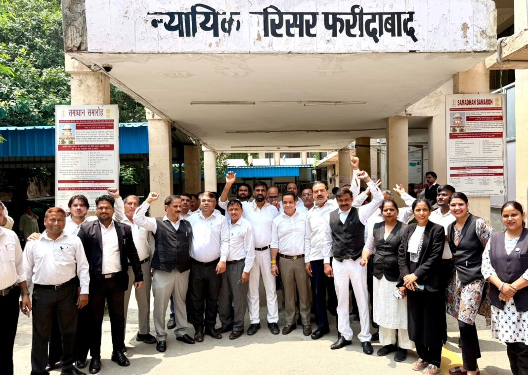वकीलों ने की हडताल लगाये पुलिस प्रशासन के खिलाफ जम के लगाये नारे